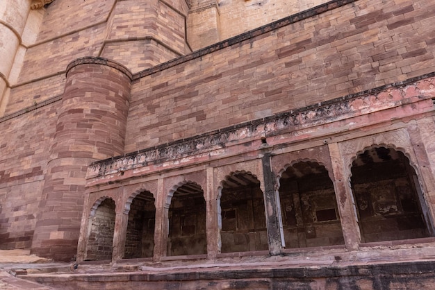 Vista architettonica del forte di Mehrangarh con lo scenario della città di Jodhpur durante il giorno Un patrimonio dell'UNESCO