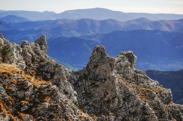 Vista attraverso la roccia affilata in una valle con molte montagne