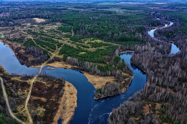 vista autunnale del fiume dalla foresta dei droni, vista aerea del panorama del paesaggio