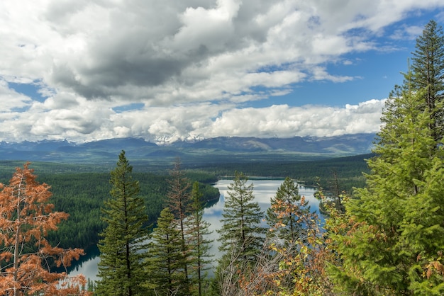 Vista autunnale del lago Holland nel Montana