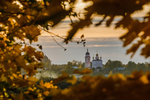 Vista autunnale di Borovsk al tramonto, regione di Kaluga, Russia.