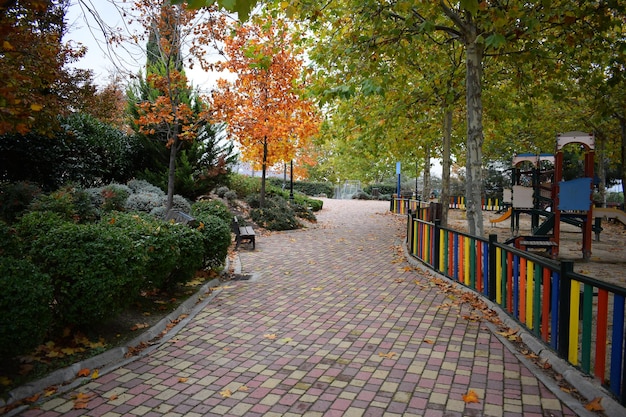 Vista autunnale di un parco con parco giochi nella città di Arroyomolinos, Madrid, Spagna.