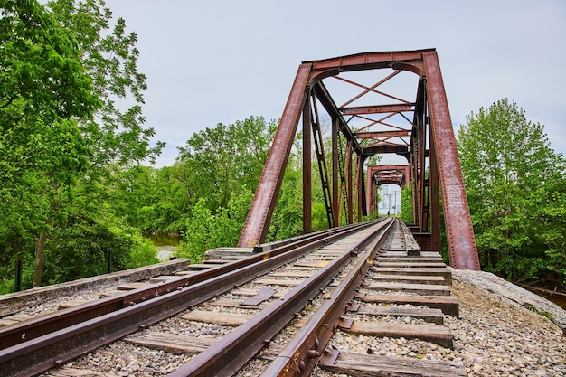 Vista bassa dei binari ferroviari sul ponte ferroviario lungo il Heart of Ohio Trail