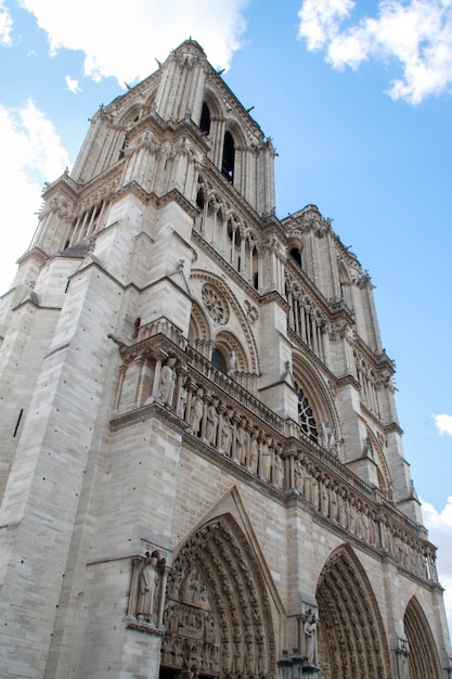 Vista bassa della cattedrale di Notre Dame Parigi Francia