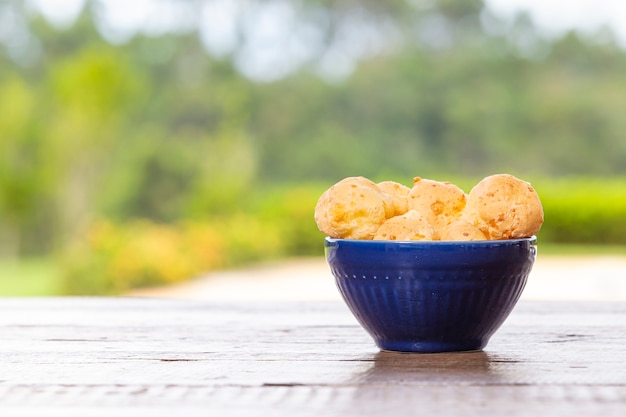 Vista bassa di PÃƒÂ £ o de Queijo. Cibo brasiliano. Spazio per il testo.