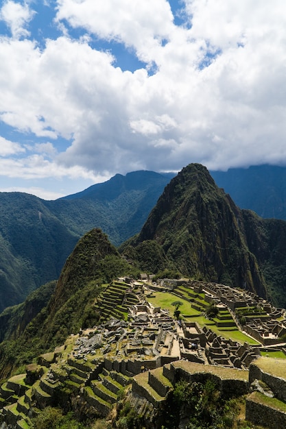 Vista calda e soleggiata di Machu Picchu e Huayna Picchu