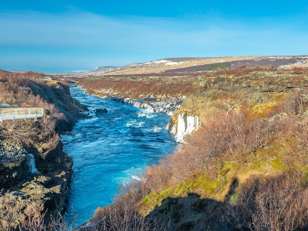 Vista circostante intorno alla cascata di Hraunfossar insolito bellissimo punto di riferimento naturale in Islanda