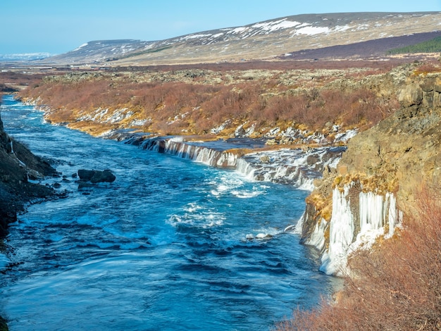 Vista circostante intorno alla cascata di Hraunfossar insolito bellissimo punto di riferimento naturale in Islanda