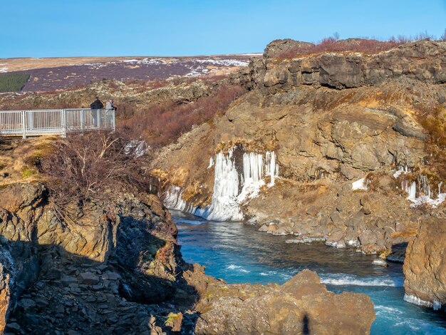 Vista circostante intorno alla cascata di Hraunfossar insolito bellissimo punto di riferimento naturale in Islanda