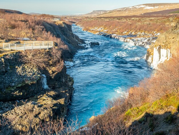 Vista circostante intorno alla cascata di Hraunfossar insolito bellissimo punto di riferimento naturale in Islanda