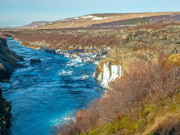 Vista circostante intorno alla cascata di Hraunfossar insolito bellissimo punto di riferimento naturale in Islanda