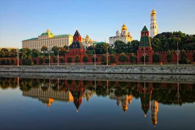 Vista classica al Cremlino di Mosca dall'altra parte del fiume