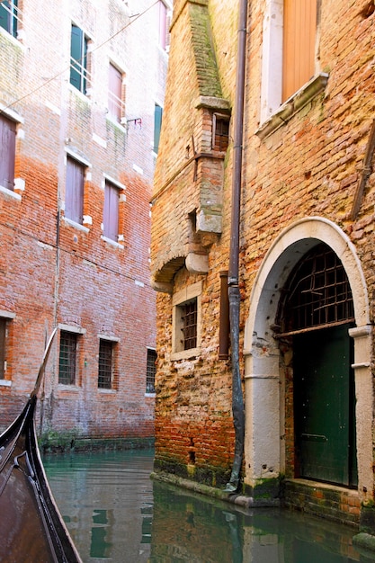 Vista classica di Venezia con canale e vecchi edifici, Italy