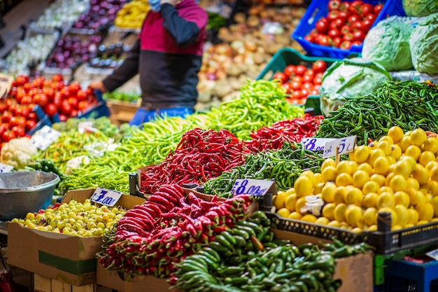 Vista colorata del bancone della verdura con diversi tipi di frutta e verdura