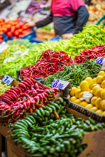Vista colorata del bancone della verdura con diversi tipi di frutta e verdura