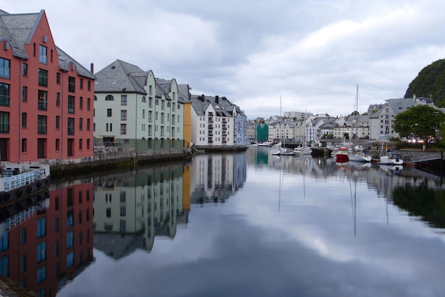 Vista con il lungomare della città di Alesund, Norvegia. Riprese notturne bianche