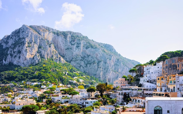 Vista con l'architettura della villa e della casa sull'isola di Capri a Napoli in Italia. Paesaggio al Mar Mediterraneo blu alla costa italiana. Anacapri in Europa in estate. Paesaggio di Amalfi sul monte Solaro