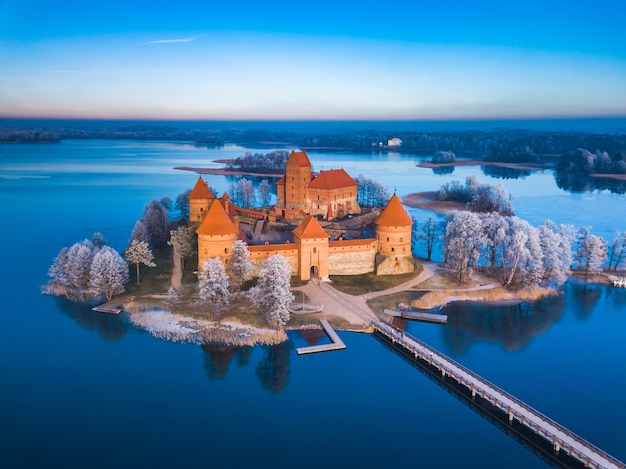 Vista congelata del castello di Trakai in inverno, veduta aerea del castello