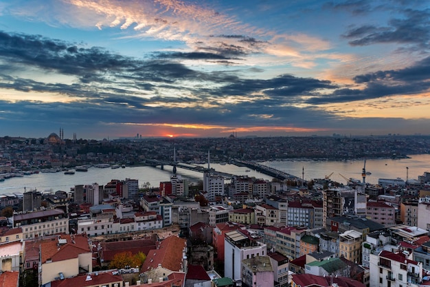 Vista crepuscolare dei tetti di Istanbul con vista sul corno d'oro