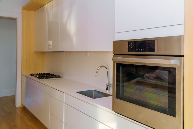 Vista cucina di miglioramento della casa installato in un nuovo armadio da cucina