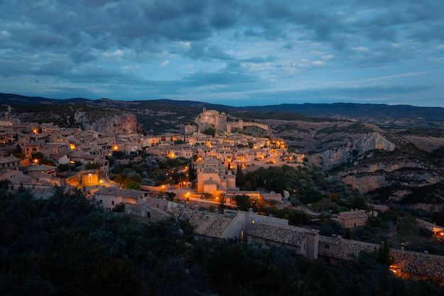 Vista da Alquezar una delle città più belle del paese nella provincia di Huesca, Aragona, Spagna.