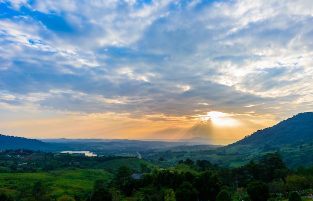 Vista da Khao Kho e grande vista sulle montagne come sfondo sull&#39;altopiano