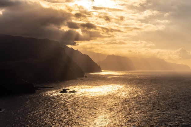 Vista da Ponta de Sao Lourenco delle scogliere dell'isola al tramonto Madeira