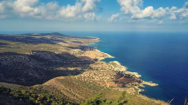 Vista da sopra alla costa del mare dell'isola di Cipro con acqua blu e lagune. Paesaggio del capo di Akamas. Fondo stagionale naturale di vacanza di estate.