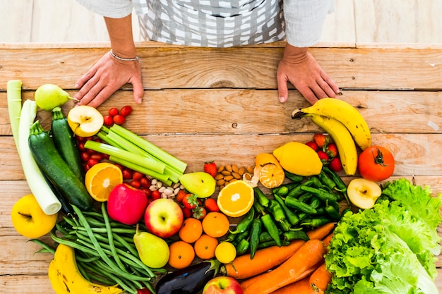 Vista da tavola di un mix colorato di frutta e verdura fresca e di stagione per vegani o vegetariani o semplicemente cibi sani
