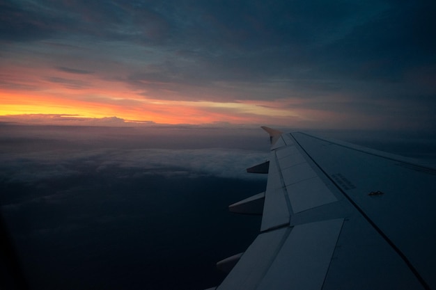 Vista da un aeroplano di un'alba dal cielo