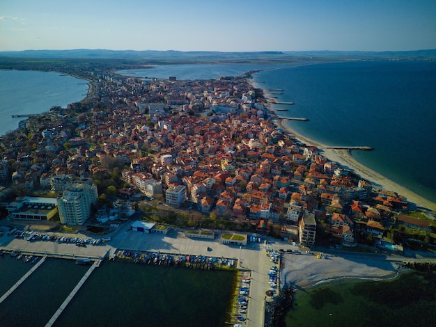 Vista da un'altezza sopra la città di Pomorie con case e strade bagnate dal Mar Nero in Bulgaria