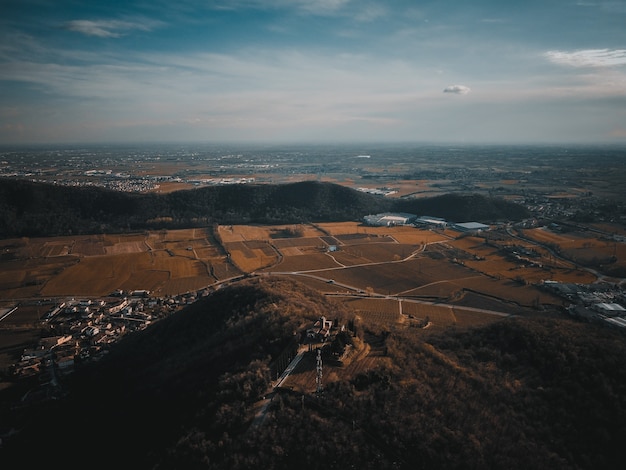 Vista da un drone su franciacorta, brescia