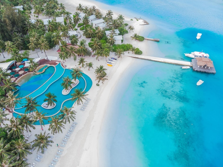 Foto vista da un drone volante della spiaggia di lusso sullo sfondo della bellezza del mare con barriere coralline