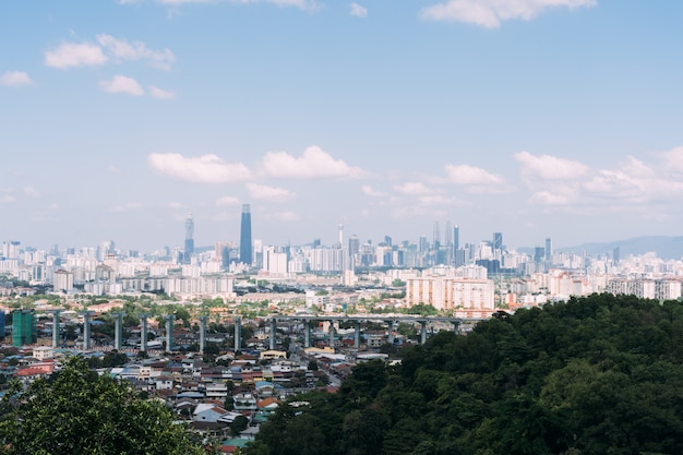 Vista da una collina con alberi di una città con grattacieli