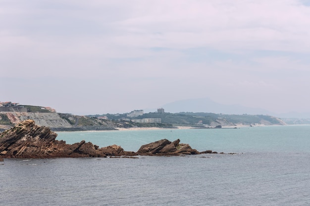 Vista da una delle piattaforme di osservazione rocciose della baia di Biarritz alla spiaggia Plage de la Cote des Basques