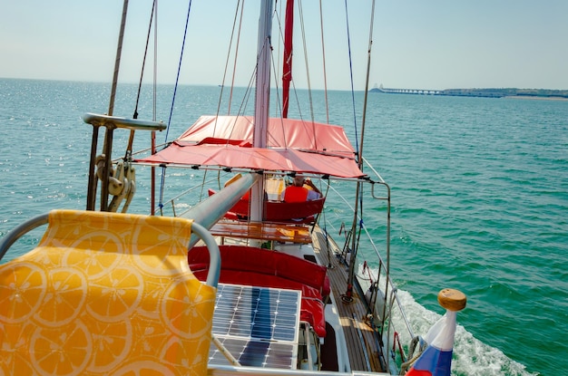 Vista da uno yacht che naviga sul mare.