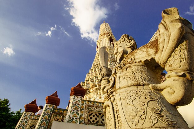 Vista da vicino della statua nel tempio di wat arun