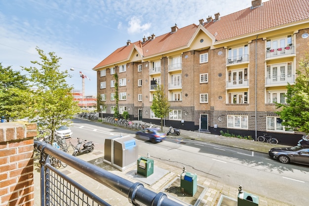 Vista dal balcone su vecchi edifici eleganti