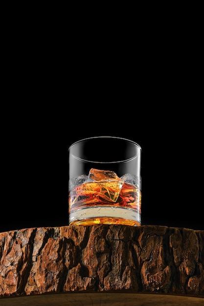 Vista dal basso al bicchiere con whisky single malt con ghiaccio