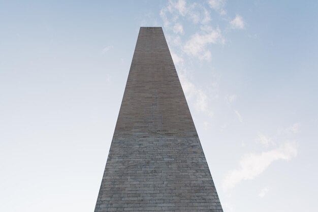 Vista dal basso angolo del monumento
