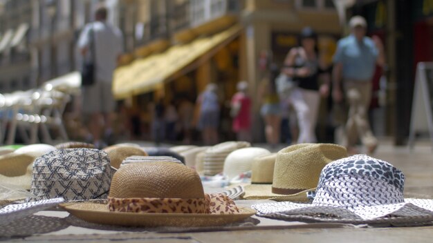 Vista dal basso dei cappelli da sole estivi che stanno vendendo sul mercato valencia spagna
