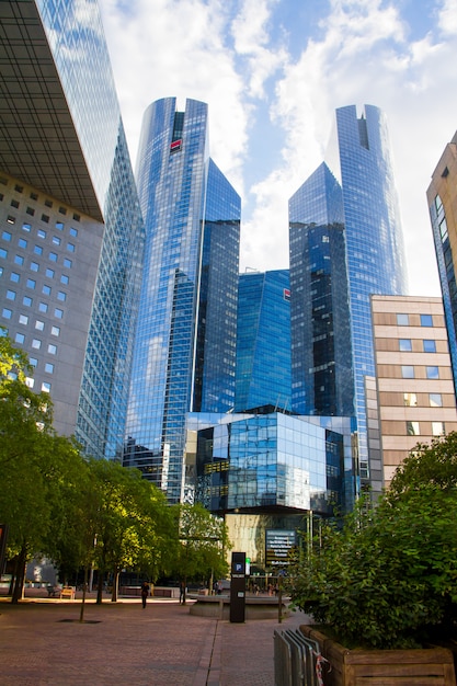 Vista dal basso dei grattacieli di vetro del quartiere degli affari di La Defense a Parigi