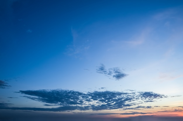 Vista dal basso del cielo al tramonto