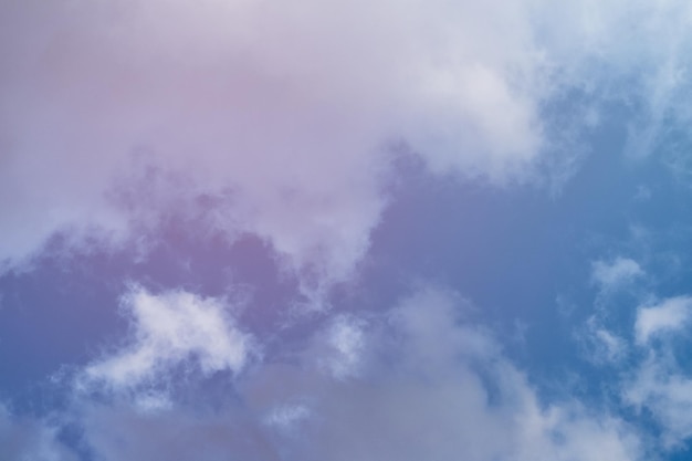 Vista dal basso del cielo nuvoloso blu estivo