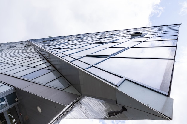 Vista dal basso della facciata dell'edificio a forma di tetto con fantasia progettato