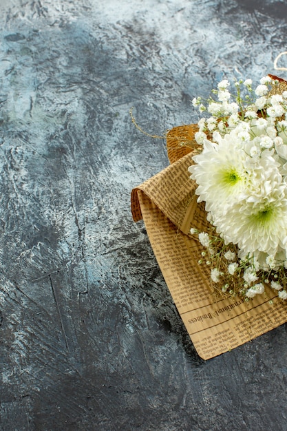 vista dal basso dettagli di san valentino bouquet di fiori su sfondo scuro copia posto