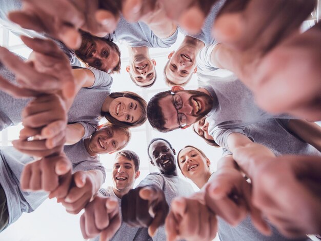 vista dal basso. gruppo di giovani di successo che guardano la telecamera. il concetto di team building