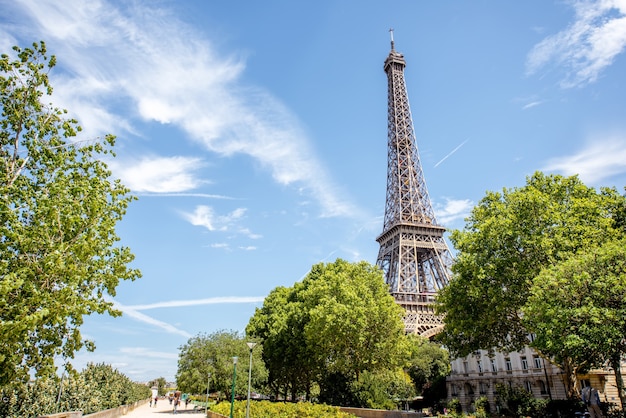 Vista dal basso sugli splendidi edifici e sulla Torre Eiffel durante il tempo soleggiato a Parigi
