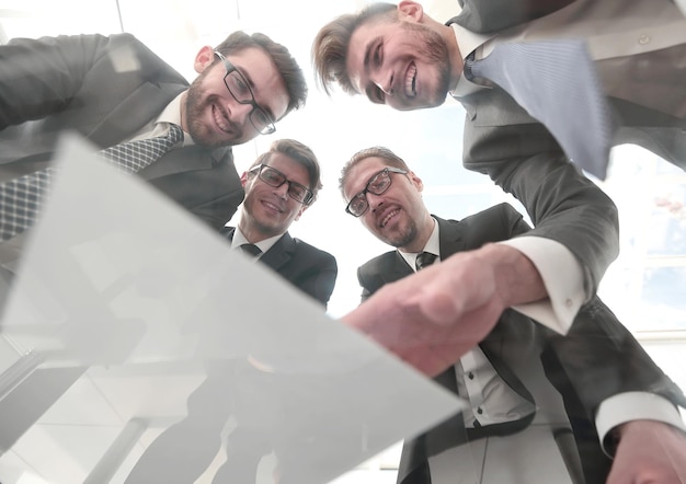 Vista dal bassogruppo di affari che discute i termini del contratto