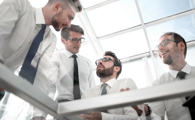 Vista dal bassogruppo di affari che discute vicino al tavoloil concetto di lavoro di squadra